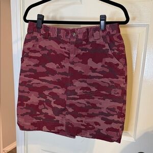 Duluth Trading Co Plum/Berry Camo Skort